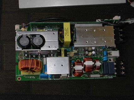 Elektronikplatine mit Spulen und Kühlkörpern
