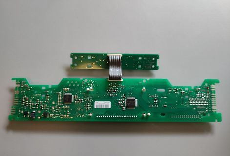 Zwei grüne Leiterplatten mit Flachbandkabel verbunden