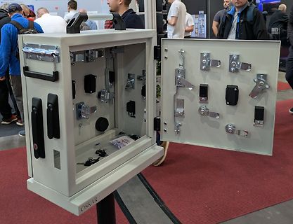 Offener Metallkoffer mit verschiedenen mechanischen Bauteilen
