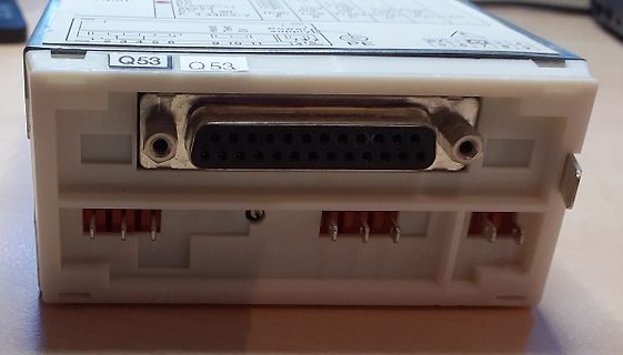 Rückansicht eines elektronischen Geräts mit D-Sub Anschluss