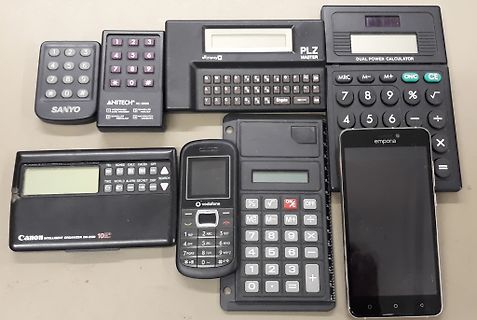 Sammlung alter Taschenrechner und Mobiltelefone