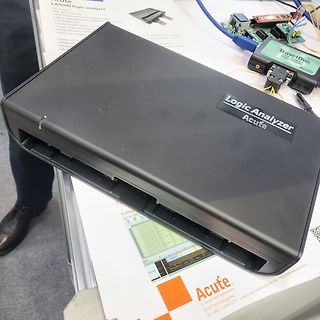 Acute Logic Analyzer auf einem Tisch