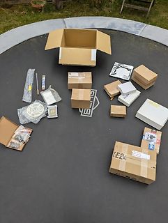 Verschiedene Pakete und Kartons auf einem Trampolin