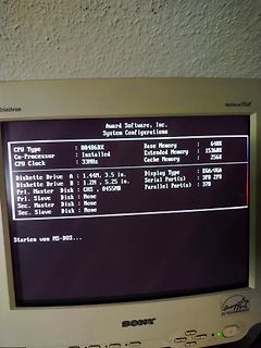 Abfotografierter Monitor mit Systemkonfiguration eines alten PCs