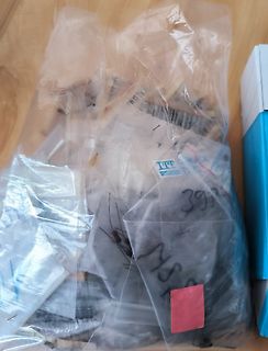 In Plastiktüten verpackte Elektronikbauteile