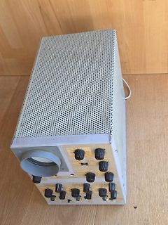 Labornetzteil mit Drehreglern und Metallgehäuse