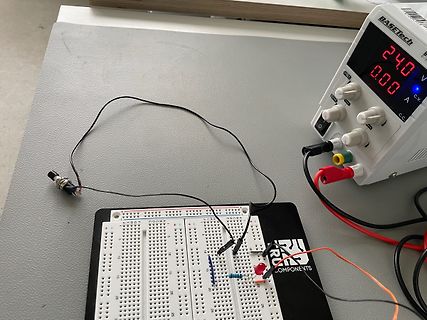 Aufbau auf Breadboard mit Labornetzteil