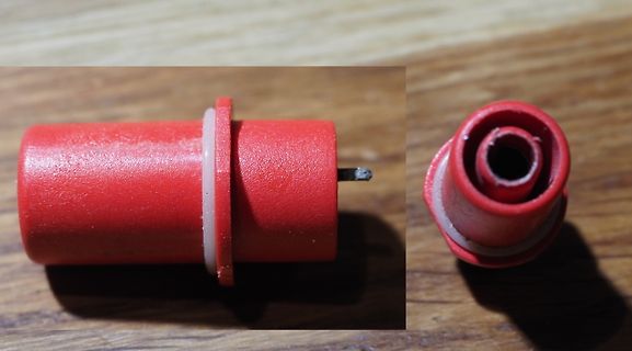Roter Stecker mit Metallstift