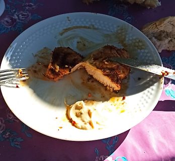 Essen auf einem weißen Teller mit Besteck