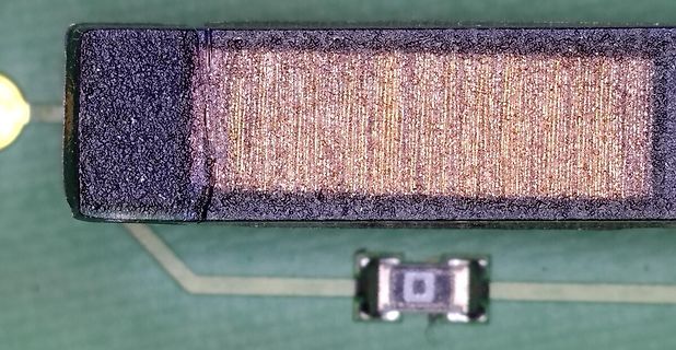 Makroaufnahme eines SMD-Bauteils auf Leiterplatte