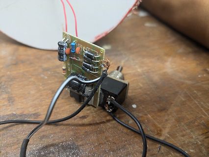 Leiterplatte mit Bauteilen und Verkabelung auf Holztisch