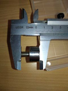 Messung eines Metallzylinders mit Messschieber