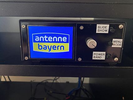Abfotografiertes Display eines Geräts mit Antenne Bayern Logo