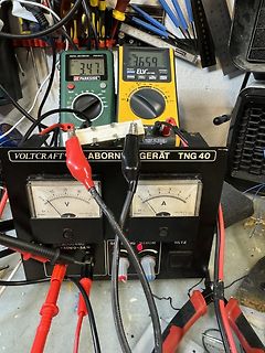 Multimeter und Labornetzteil mit Messleitungen