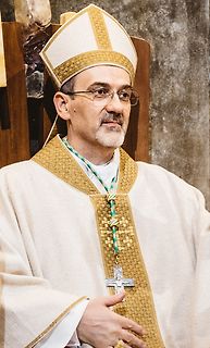 Mann in bischöflicher Kleidung