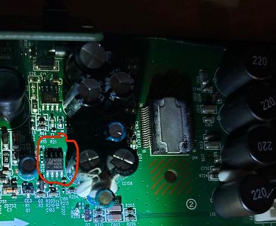 Nahaufnahme einer Leiterplatte mit Elektrolytkondensatoren