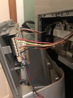 Geöffnetes Elektronikgerät mit Kabelverbindungen und Steckern
