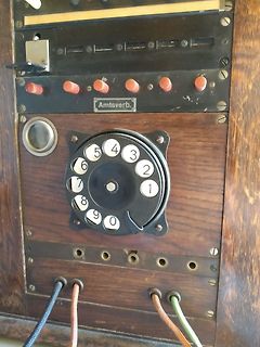 Alte Telefonanlage mit Wählscheibe auf Holzgehäuse