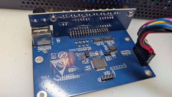Blau geätzte Leiterplatte mit Ethernet-Modul und Mikrocontroller