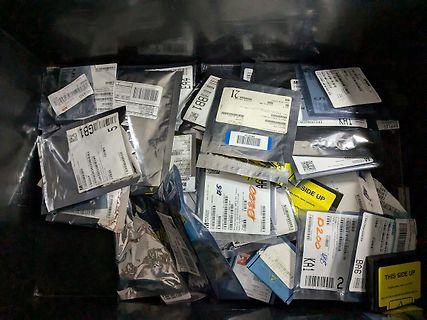 Verschiedene kleine Beutel mit Etiketten in einer Kiste