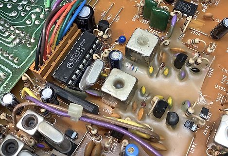 Nahaufnahme einer Leiterplatte mit elektronischen Bauteilen