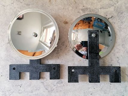 Zwei runde Spiegel mit schwarzen Halterungen
