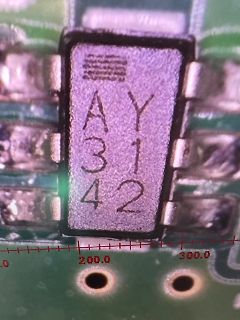 Makroaufnahme eines elektronischen Bauteils auf Leiterplatte