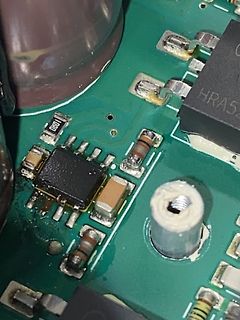 Nahaufnahme einer Leiterplatte mit elektronischen Bauteilen