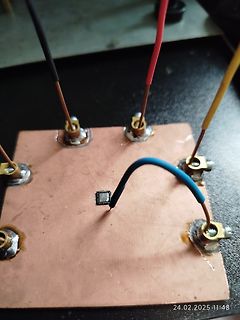 Geätzte Leiterplatte mit Drahtverbindungen und IC