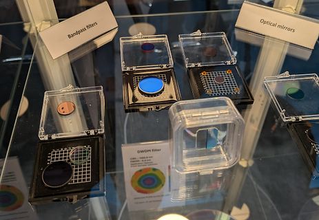 Optische Filter und Spiegel in Displayboxen