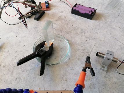 Elektronik-Versuchsaufbau mit Klemmen und Bauteilen