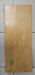 Holzbrett mit Helios Aufkleber