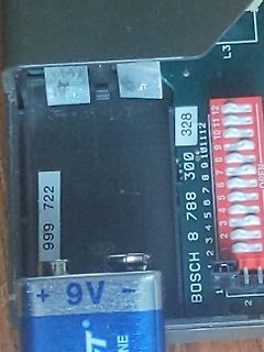 Nahaufnahme einer Leiterplatte mit 9V-Batterie