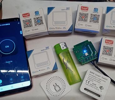 Tuya Smart Switch Verpackungen, Smartphone, Platine und Feuerzeug