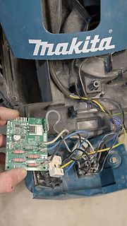 Leiterplatte und Innenleben eines Makita-Elektrowerkzeugs