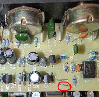 Nahaufnahme einer bestückten Leiterplatte mit elektronischen Bauteilen