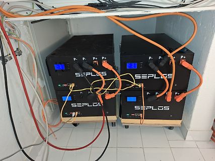 Vier SEPLOS Batteriemanagementsysteme mit Verkabelung