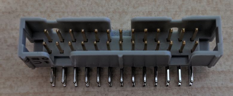 Elektrischer Steckverbinder mit Pins