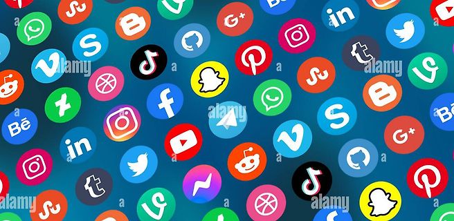 Verschiedene Social-Media-Logos auf blauem Hintergrund