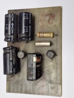 Elektronische Bauteile auf einer Platte