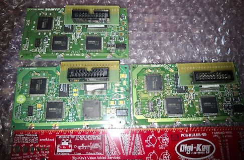 Drei grüne Leiterplatten mit Samsung Chips und Lineal
