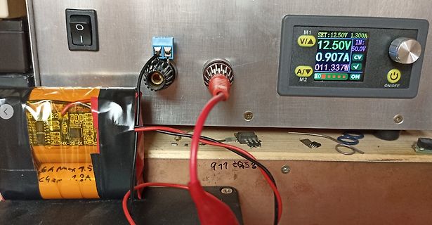 Labornetzteil mit Display und angeschlossener Batterie