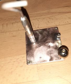 Metallische Konstruktion auf Holzuntergrund