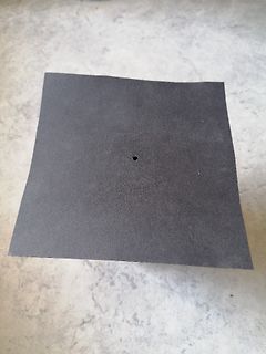 Schwarze quadratische Fläche mit kleinem Loch