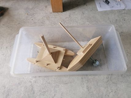 Holzkonstruktion in einer Kunststoffbox