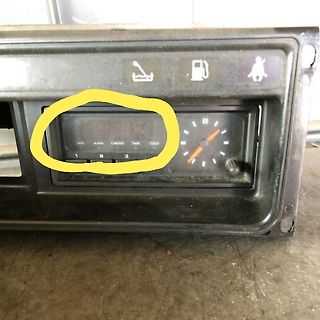 Armaturenbrett eines Fahrzeugs mit Digitaluhr und Anzeigen