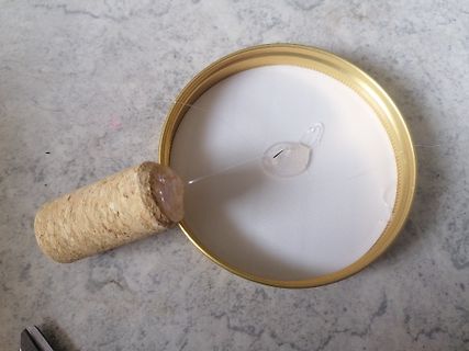 Korken mit dünnem Faden in Metalldeckel