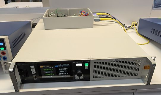 Rohde & Schwarz Netzgerät mit Display
