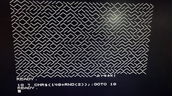 Abfotografierter Bildschirm mit BASIC-Code und Maze-Muster