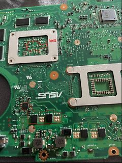 Nahaufnahme einer bestückten ASUS-Leiterplatte mit Markierungen